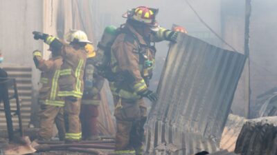Incendio en mercado Villa sur, es controlado por 10 unidades de bomberos